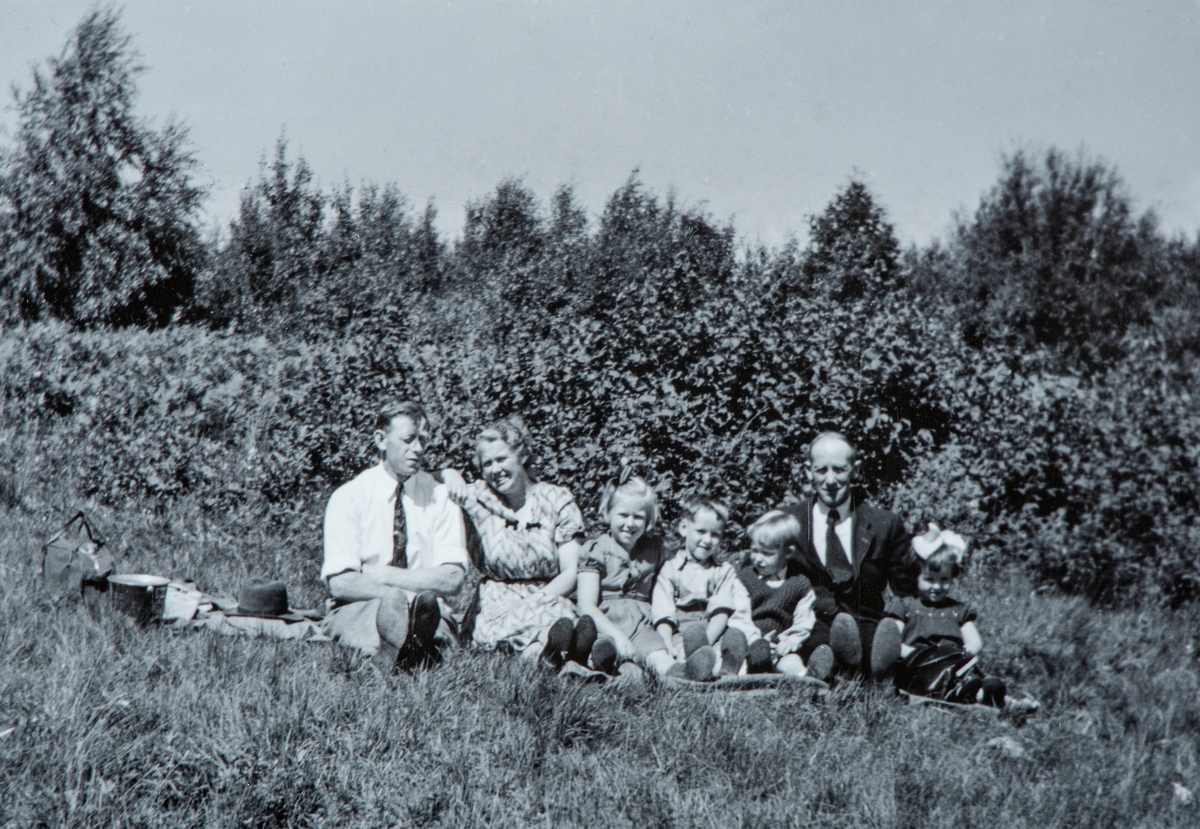 Naboer på Odalstur i 1949. Fra venstre Harald Nordli, Marie Nordli, Anne Lise Nordli, Arne Flagstad, Henry Nordli, Ole Flagstad, Karin Flagstad.
