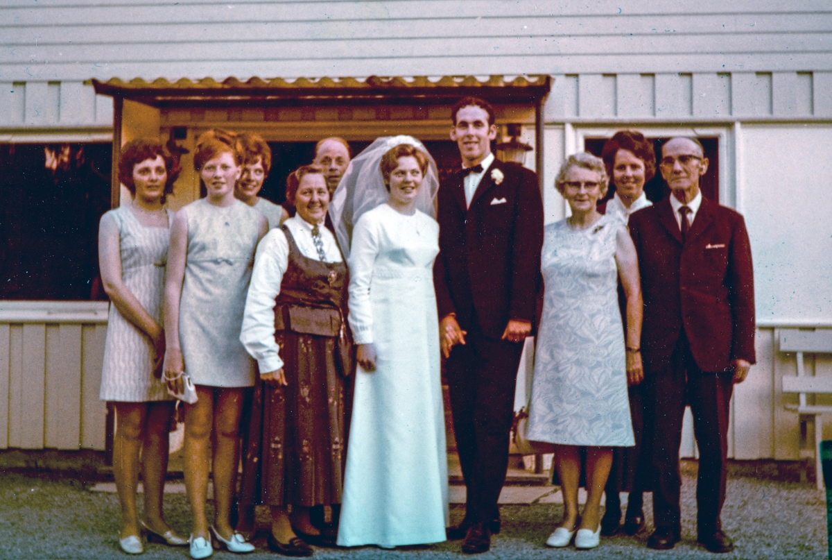 Gruppe bilde , bryllupsgjester. Bryllupet til Arne og Odbjørg Flagstad, 03.07.1971.
Fra venstre Nora Bakken (nå Bergsseng), Britt Bakken (nå Phil), Solvår Bakken (nå Omland), Solveig Bakken, Petter Bakken, Odbjørg Flagstad, Arne Flagstad, Karen Agnethe Flagstad, Karin Flagstad, Ole Flagstad.