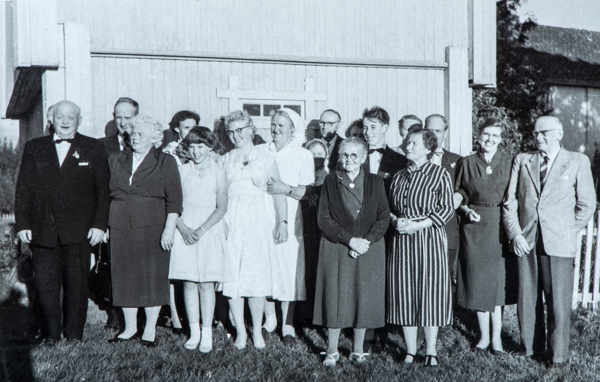 Arne Flagstad sin konfirmasjon i 1960. Foran stabburet på Flagstad gård, Løten. 
1: Ole Haugsveen, 2: Ole Flagstad, 3: Laure Haugsveen, 4: Tora Godager, 5: Karin Flagstad, 6: Inger Karin Rønningsbakken/Godager, 7: Emilie Pålshaugen, 8: Marta Solberg, 9: Otto Skunberg, 10: Sigrid Solberg (?), 11: Arne Flagstad, 12: Olga Solberg, 13: Marte Svensen, 14: Albert Svensen, 15: Agnete Gjøl Fergen, 16: Gustav Godager.