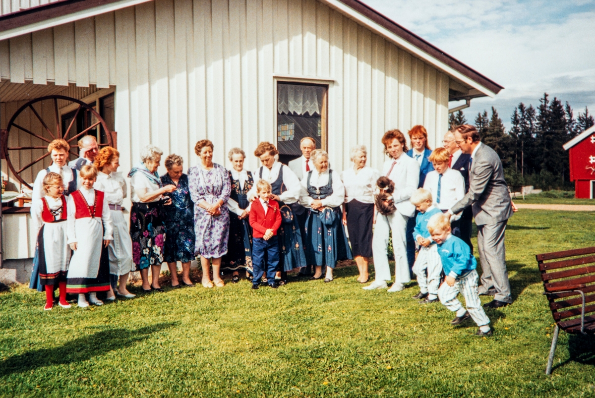 Konfirmasjonen til Jan Flagstad i 1987. På Flagstad gård i Løten. 
1: Marianne Omland (nå Vikebø), 2: Odbjørg Flagstad, Ingvild Flagstad, 4: Ola Bergseng, 5: Elin Bergseng, 6:Lillian Søhagen, 7:Karen Fossaubråten(?), 8: Olga Bakken, 9: Tora Godager, 10: Else Grethe Bratberg, 11: Geir Olav Bratberg, 12: Petter Bakken, 13: Solveig Bakken, 14: Gerd Godager, 15: Jan Flagstad, 16: ? Bratberg, 17: ? Bratberg, 18: Gunnar Godager, 19: Sverre Bratberg, 20: Øyvind Omland, 21: ? Omland.