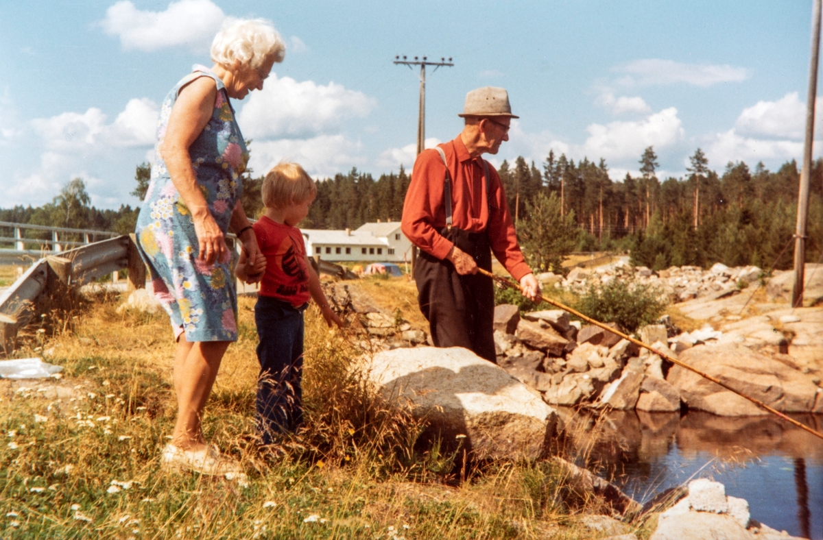 På fiske tur ved Ose camping i Løten, Rokosjøen. Karen Agnethe Flagstad, Jan Flagstad og Ole Flagstad med fiskestanga.