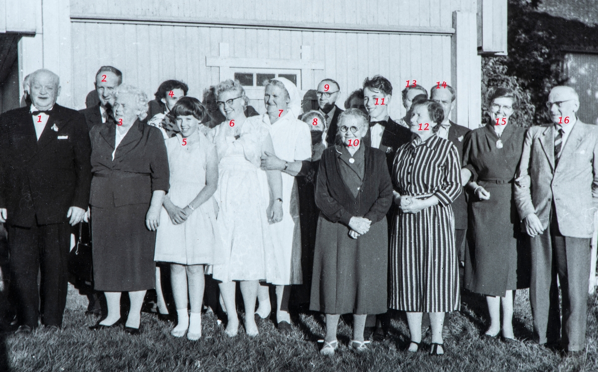 Arne Flagstad sin konfirmasjon i 1960. Foran stabburet på Flagstad gård, Løten. 
1: Ole Haugsveen, 2: Ole Flagstad, 3: Laure Haugsveen, 4: Tora Godager, 5: Karin Flagstad, 6: Inger Karin Rønningsbakken/Godager, 7: Emilie Pålshaugen, 8: Marta Solberg, 9: Otto Skunberg, 10: Sigrid Solberg (?), 11: Arne Flagstad, 12: Olga Solberg, 13: Marte Svensen, 14: Albert Svensen, 15: Agnete Gjøl Fergen, 16: Gustav Godager.