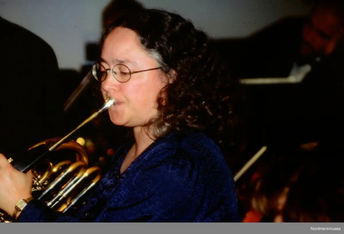 Eileen Thormodsen, horn. Kristiansund Symfoniorkesters 80-års jubileum 7-11-1999.