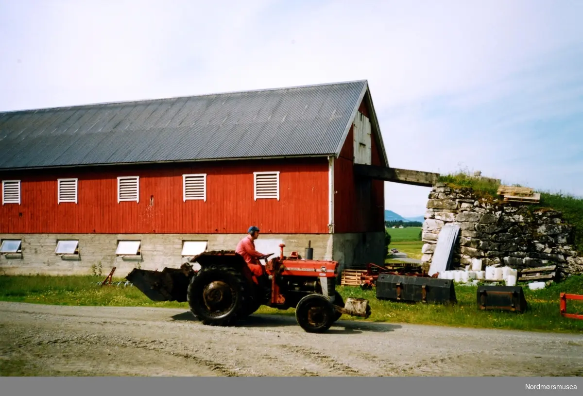 Stor på makt og rikdom, men storsinnet og raus
Stor-Heggset’en var «eit makalaust menneske til å sjå alt frå den lysaste sida» skrev Hans Hyldbakk i nekrologen. Anders Heggset (1863-1954) var storbonde i Surnadal. Han fikk skjøte på garden bare fire år gammel, da både far og stefar var døde. Han blir skildra som optimist og en foregangsmann med glimt i øyet. Han var raus og romslig i et samfunn med stor klasseforskjell. Han stressa ikke, men tok været og hendelsene som de kom, uten ergrelse – også når det striregna på tørrhøyet som lå ute.  Og han hjalp gjerne andre med for, selv når han egentlig trengte det til egne dyr. Felles skjebne, mente han. Han klaga aldri.
Anders kjøpte den første sjølbinderen i Surnadal i 1909. Den kunne både høste og bunte hveten i samme operasjon. Den første traktoren i kommunen kjøpte han i 1922.  De første ble kalt motorploger, og traktorer ble egentlig ikke et vanlig syn før på 1950-tallet. 
Han satte i gang igjen et teglsteinsbrenneri og bygde sagbruk med kassefabrikk. Fortjenesten var liten, men det ga arbeid og levebrød til mange. Ingebrigt A Grimsmo nevner at han i 1890 solgte fiskekasser for tusen kroner, til klippfiskeksportør N. H. Knudtzon III; dette er godt over 60.000 kr. i dagens pengeverdi. Dette må ha vært anselige mengder, og var altså bare fra én eller noen få lokale produsenter (av riktig mange) i Surnadal. Aktiviteten blant bygdesnekkerne var altså meget stor. L. Løseth i Rindal var «plankeannammar» for Knudtzon, og leide folk til å fløte planken ned elva Surna. Planken ble skåret på de mange saktegående oppgangssagene som fantes i mange bekker eller med handsag. Innovasjonen sirkelsag kom i 1870-åra. Den nye teknologien medførte rovhogst på ungskogen, siden man nå også kunne sage trevirke av dårligere kvalitet.
Anders var blant de første i bygda som fikk lagt inn elektrisk lys. Det var litt av en svigerfar morfar fikk utlevert! Som så mange ganger før var det to sterke viljer som måtte søke borgfred.
