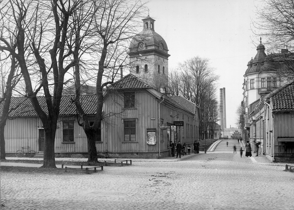 Korsningen Allégatan - Skolgatan med Anderson & Ström sportaffär.