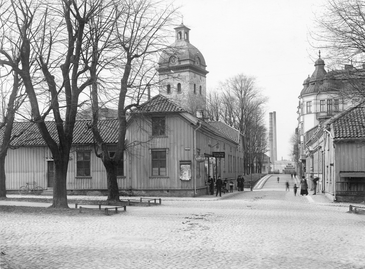 Korsningen Allégatan - Skolgatan med Anderson & Ström sportaffär.