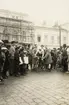 Cykeltävling på Stortorget, Växjö, ca 1925. En hel del nyfikna har samlats för att se starten.
I bakgrunden syns stadshotellet med byggnadsställning.