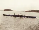 Fyra unga män i en 4-mannakanot på Helgasjön (?), ca 1920.