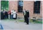 Invigning Forsviks Industriminnen 1 juni 2000: Lars Bergström delar ut blommor