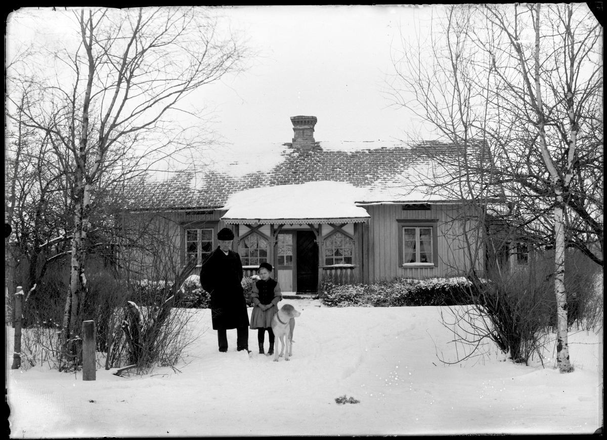 Familj framför hus