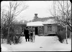 Familj framför hus