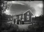Familj framför bostadshus