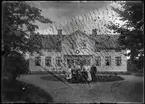 Familj framför herrgård