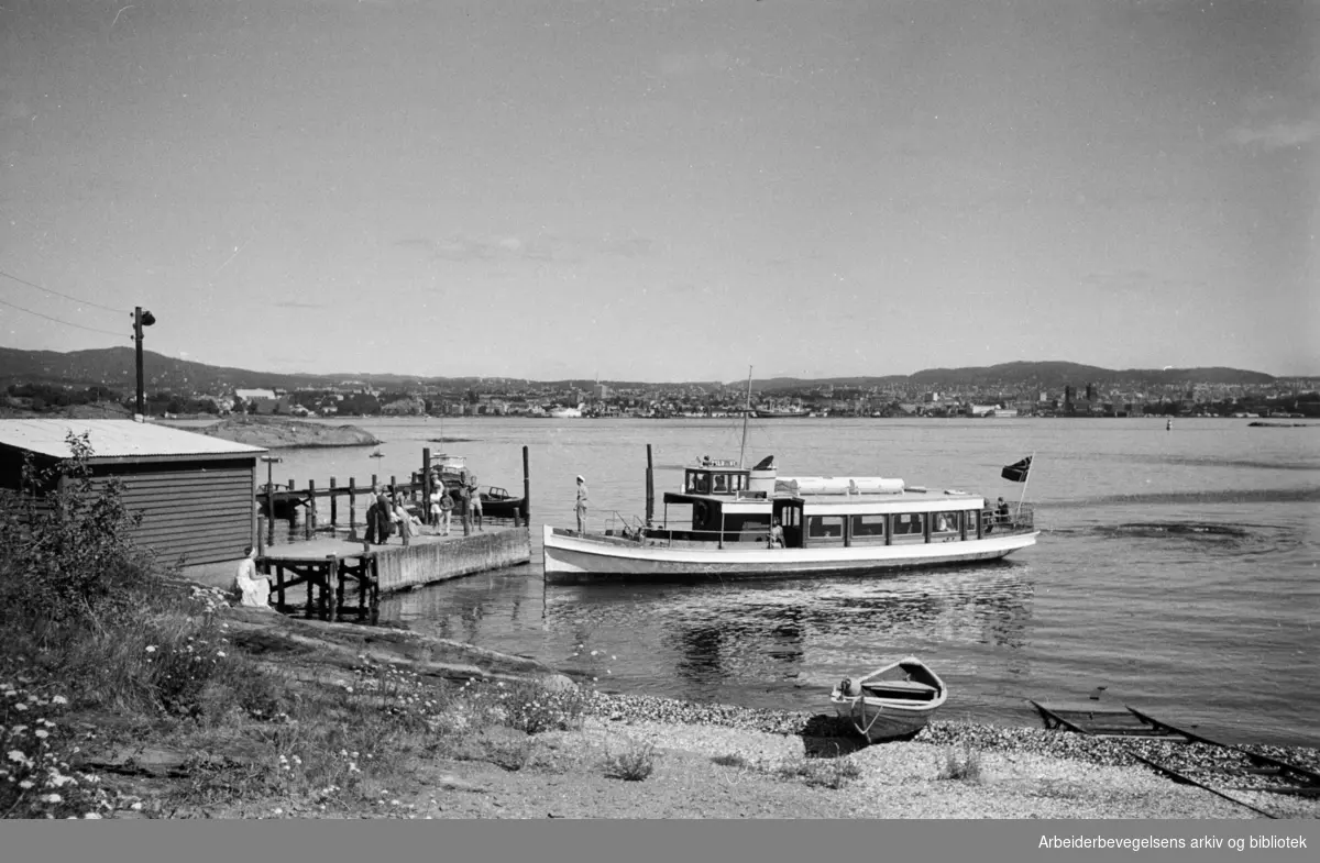 Fergeleiet på Øya Nakholmen, eller Nakkholmen (offisiell skrivemåte) i Oslofjorden. Juli 1963