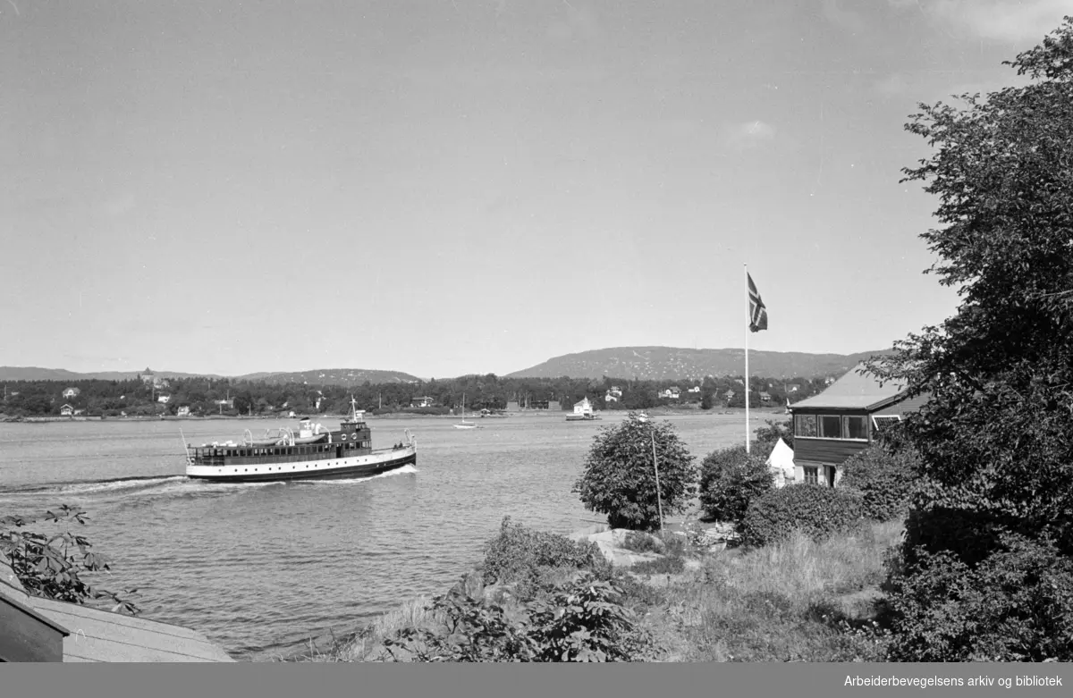 Øya Nakholmen, eller Nakkholmen (offisiell skrivemåte) i Oslofjorden. En Nesoddbåt. Dyna fyr. Juli 1963