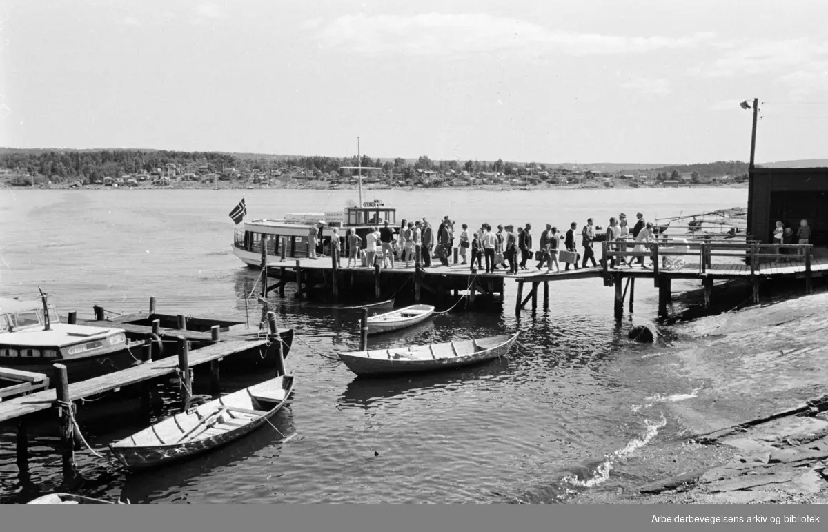 Fergeleiet på Øya Nakholmen, eller Nakkholmen (offisiell skrivemåte) i Oslofjorden. Juli 1963