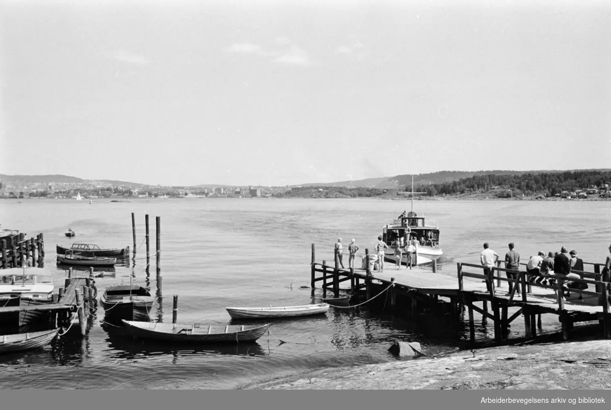 Fergeleiet på Øya Nakholmen, eller Nakkholmen (offisiell skrivemåte) i Oslofjorden. Juli 1963