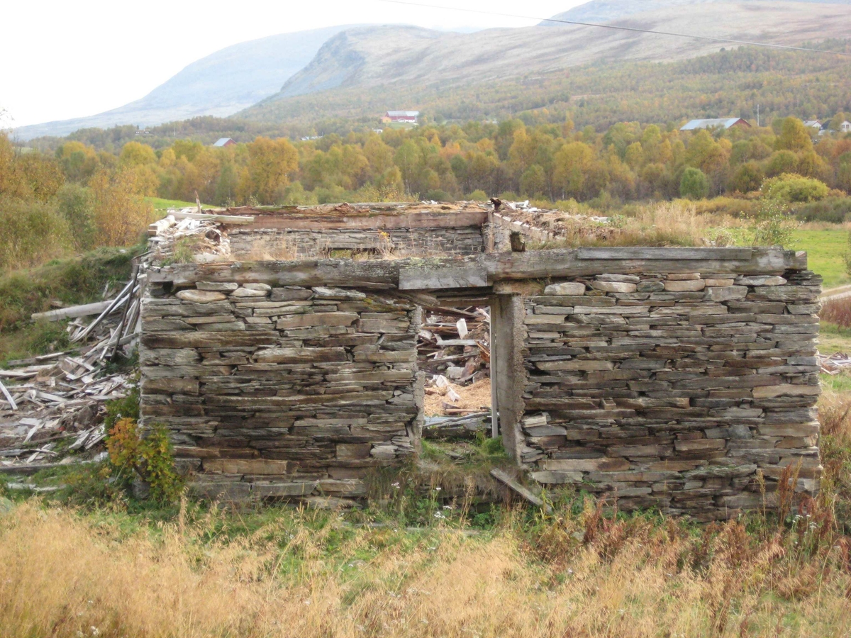 Steinfjøs, ruin