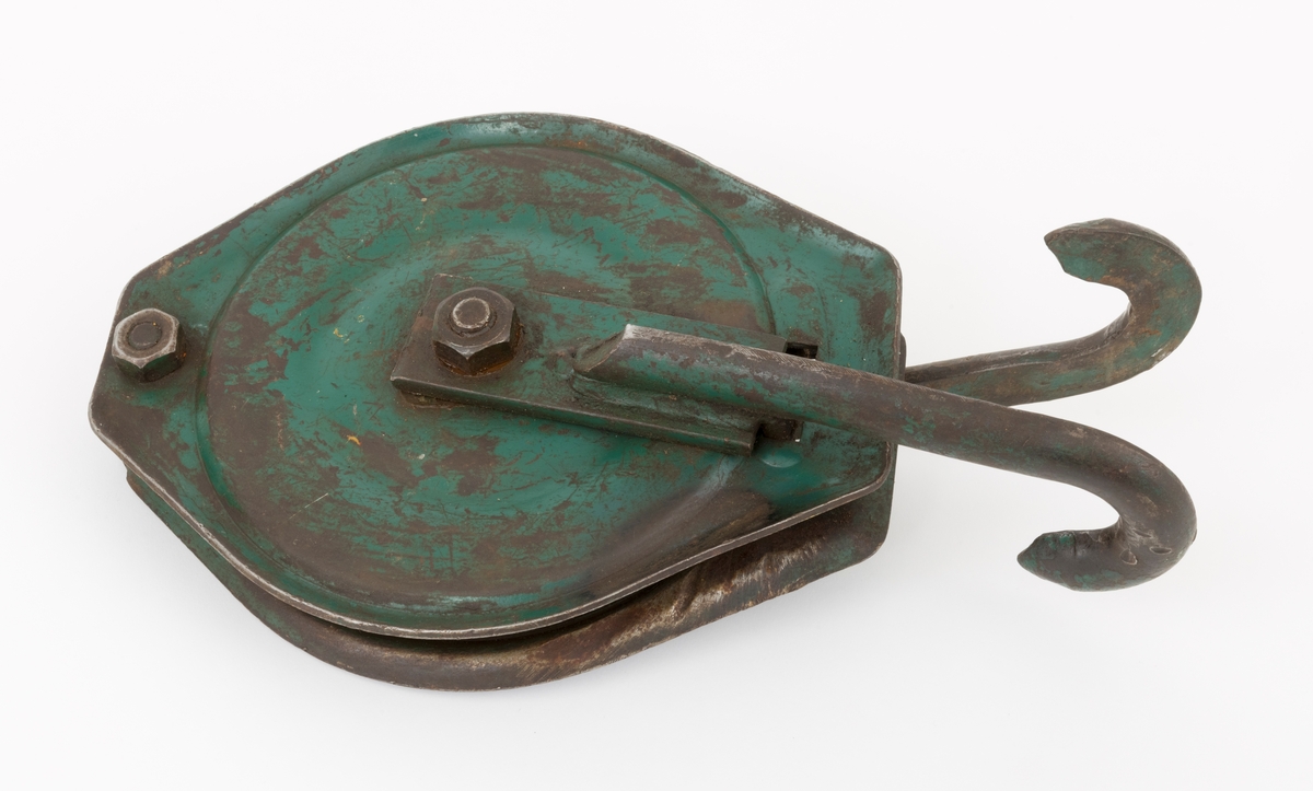 Blokk, lineblokk, med åpent feste. Lineblokken består av en roterende skive, to sideplater (en på hver side av skiven) og en gjennomgående festebolt i midten. Skiven har et spor der vinsjens ståltau legges. Festet, som kan åpnes, består av to tilsmidde flattjern med krok.  (En beskrivelse av Vossablokka gjenfinnes som vedlegg under fanen "Referaner til filer")

 (Lineblokken regnes som hjelpeutstyr i forbindelse med transport av tømmer med vinsj i bratt og ulendt terreng.)