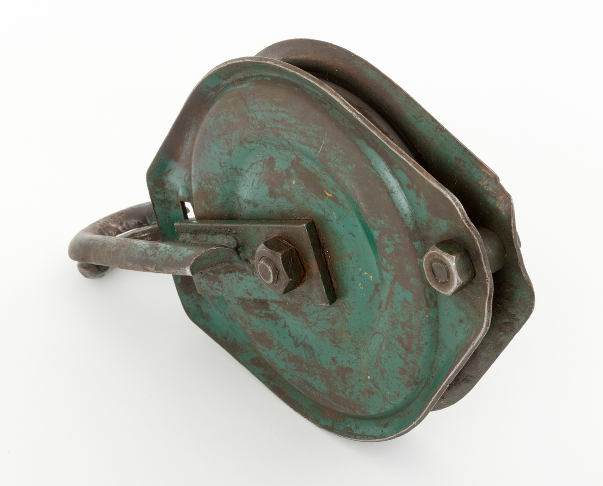 Blokk, lineblokk, med åpent feste. Lineblokken består av en roterende skive, to sideplater (en på hver side av skiven) og en gjennomgående festebolt i midten. Skiven har et spor der vinsjens ståltau legges. Festet, som kan åpnes, består av to tilsmidde flattjern med krok.  (En beskrivelse av Vossablokka gjenfinnes som vedlegg under fanen "Referaner til filer")

 (Lineblokken regnes som hjelpeutstyr i forbindelse med transport av tømmer med vinsj i bratt og ulendt terreng.)