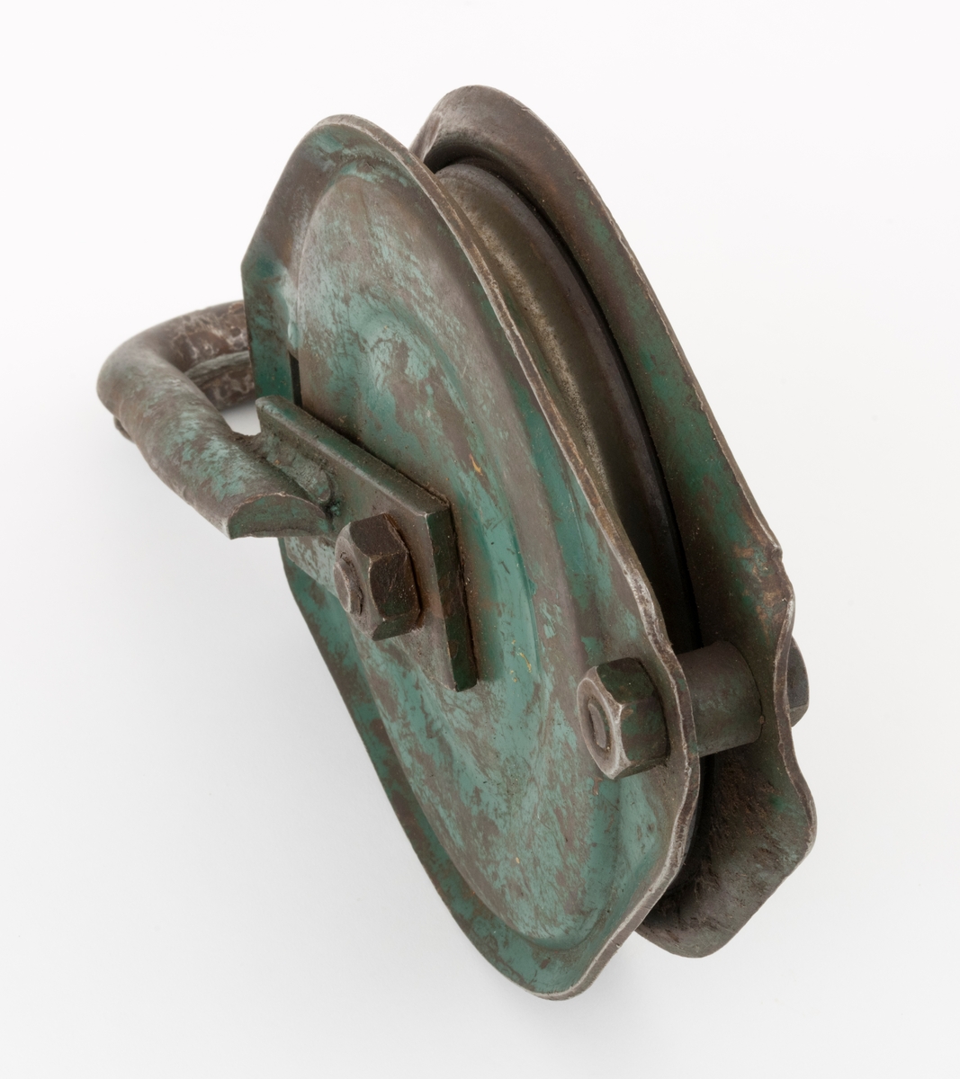 Blokk, lineblokk, med åpent feste. Lineblokken består av en roterende skive, to sideplater (en på hver side av skiven) og en gjennomgående festebolt i midten. Skiven har et spor der vinsjens ståltau legges. Festet, som kan åpnes, består av to tilsmidde flattjern med krok.  (En beskrivelse av Vossablokka gjenfinnes som vedlegg under fanen "Referaner til filer")

 (Lineblokken regnes som hjelpeutstyr i forbindelse med transport av tømmer med vinsj i bratt og ulendt terreng.)