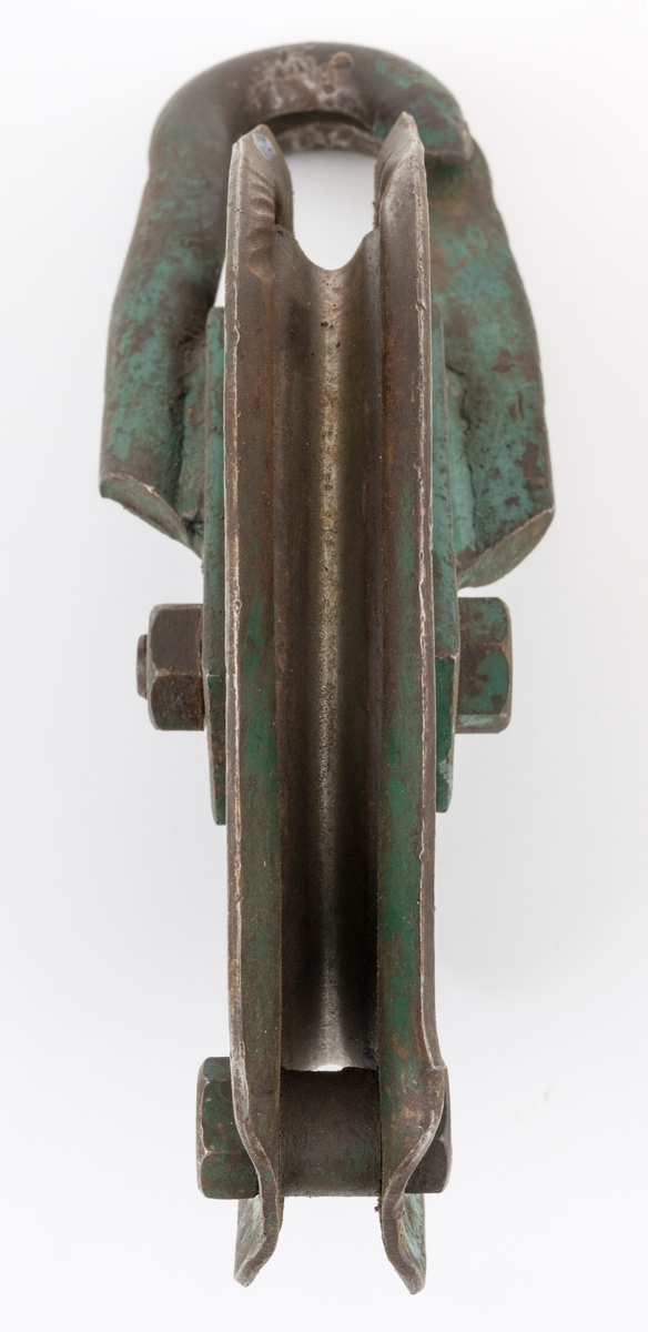 Blokk, lineblokk, med åpent feste. Lineblokken består av en roterende skive, to sideplater (en på hver side av skiven) og en gjennomgående festebolt i midten. Skiven har et spor der vinsjens ståltau legges. Festet, som kan åpnes, består av to tilsmidde flattjern med krok.  (En beskrivelse av Vossablokka gjenfinnes som vedlegg under fanen "Referaner til filer")

 (Lineblokken regnes som hjelpeutstyr i forbindelse med transport av tømmer med vinsj i bratt og ulendt terreng.)