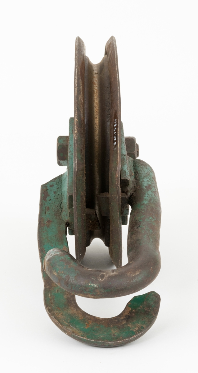 Blokk, lineblokk, med åpent feste. Lineblokken består av en roterende skive, to sideplater (en på hver side av skiven) og en gjennomgående festebolt i midten. Skiven har et spor der vinsjens ståltau legges. Festet, som kan åpnes, består av to tilsmidde flattjern med krok.  (En beskrivelse av Vossablokka gjenfinnes som vedlegg under fanen "Referaner til filer")

 (Lineblokken regnes som hjelpeutstyr i forbindelse med transport av tømmer med vinsj i bratt og ulendt terreng.)