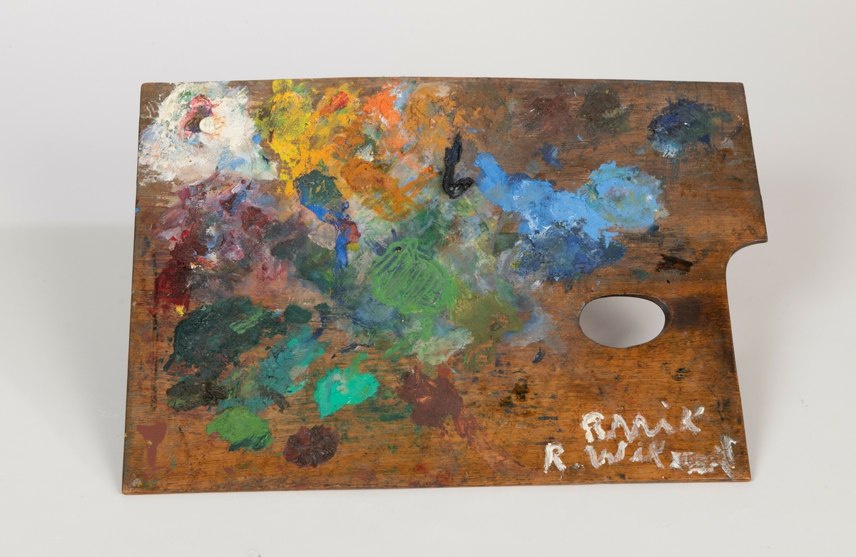 Malerskrin etter kunstneren Robert Wik. Med palett og diverse malerutstyr. 