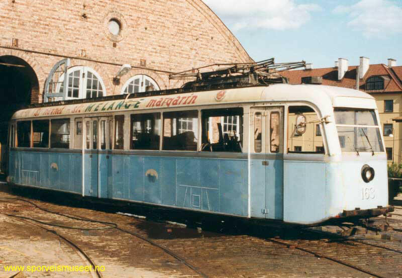 Boggivogn fra 1937 av typen "Gullfisk". Vognen har en lys blåfarge på nedrehalvdel og en kremhvit farge fra vinduene og opp. 