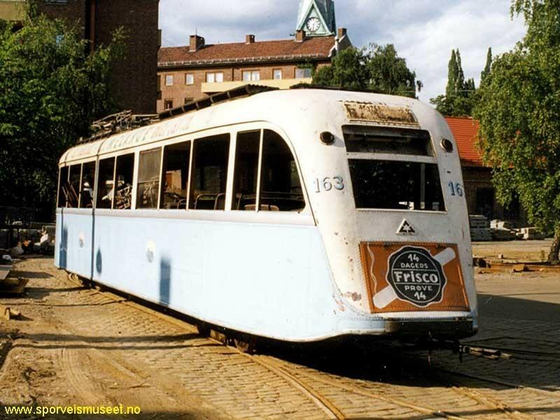 Boggivogn fra 1937 av typen "Gullfisk". Vognen har en lys blåfarge på nedrehalvdel og en kremhvit farge fra vinduene og opp. 