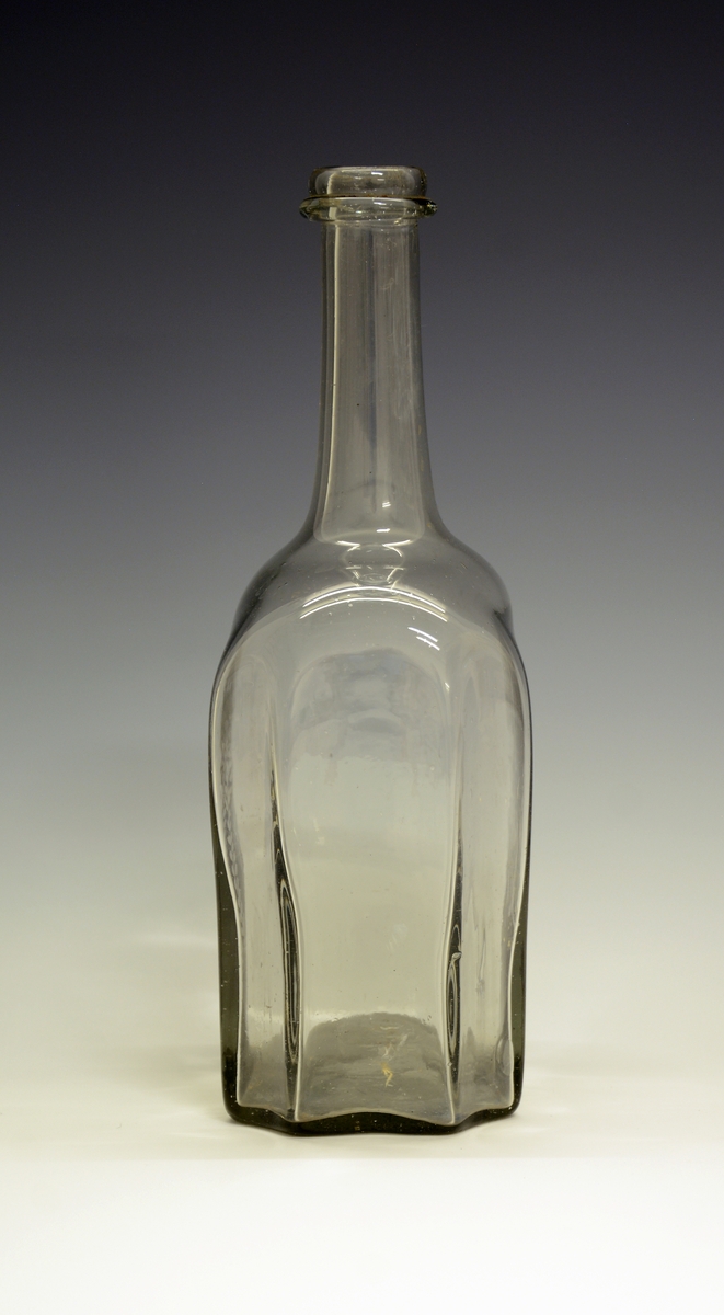 Glasskaraffel. Innrisset bokstaven "J" i oval bladranke og "1828".
