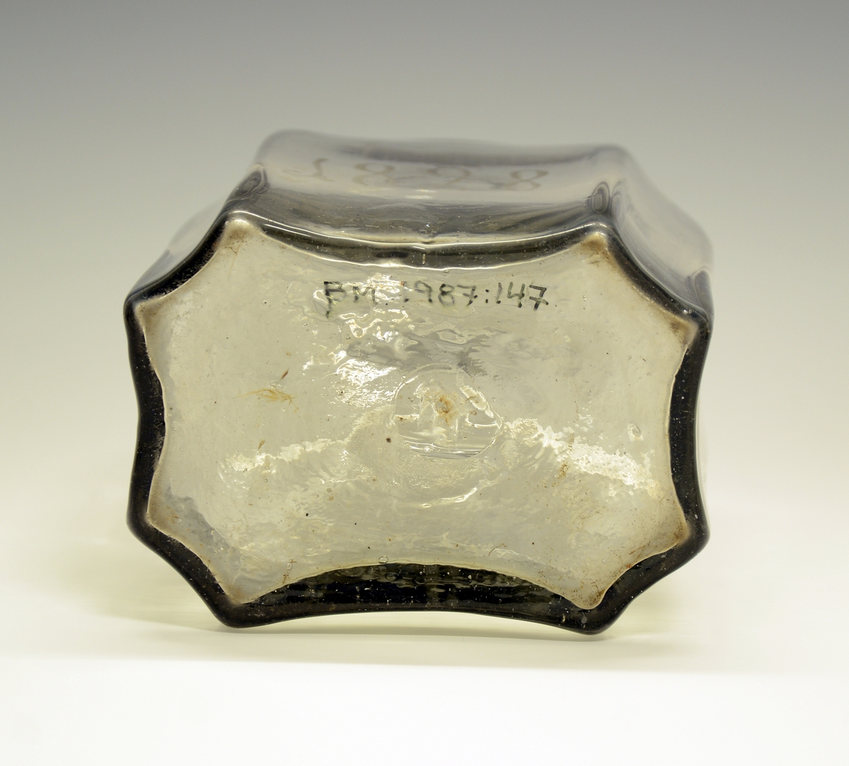 Glasskaraffel. Innrisset bokstaven "J" i oval bladranke og "1828".