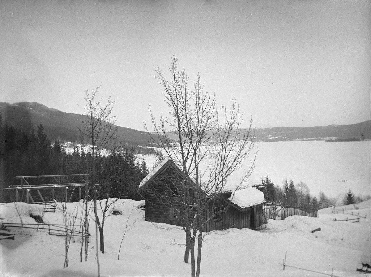 Plassen Løkken (Lykkja) i Rustad. Hurdalsjøen i bakgrunnen.