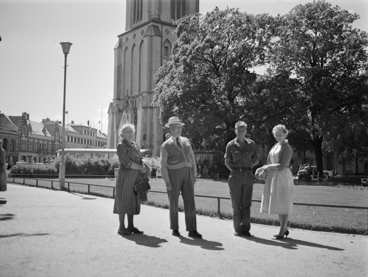 Ved Kristiansand domkirke, Ragnhild og Anton Skotte og Magne og