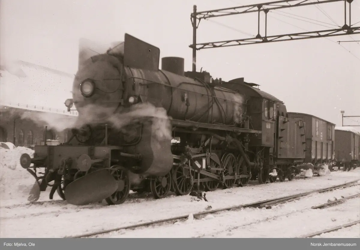 Damplokomotiv type 31b nr. 448 med sporrenser på Oslo Østbanestasjon
