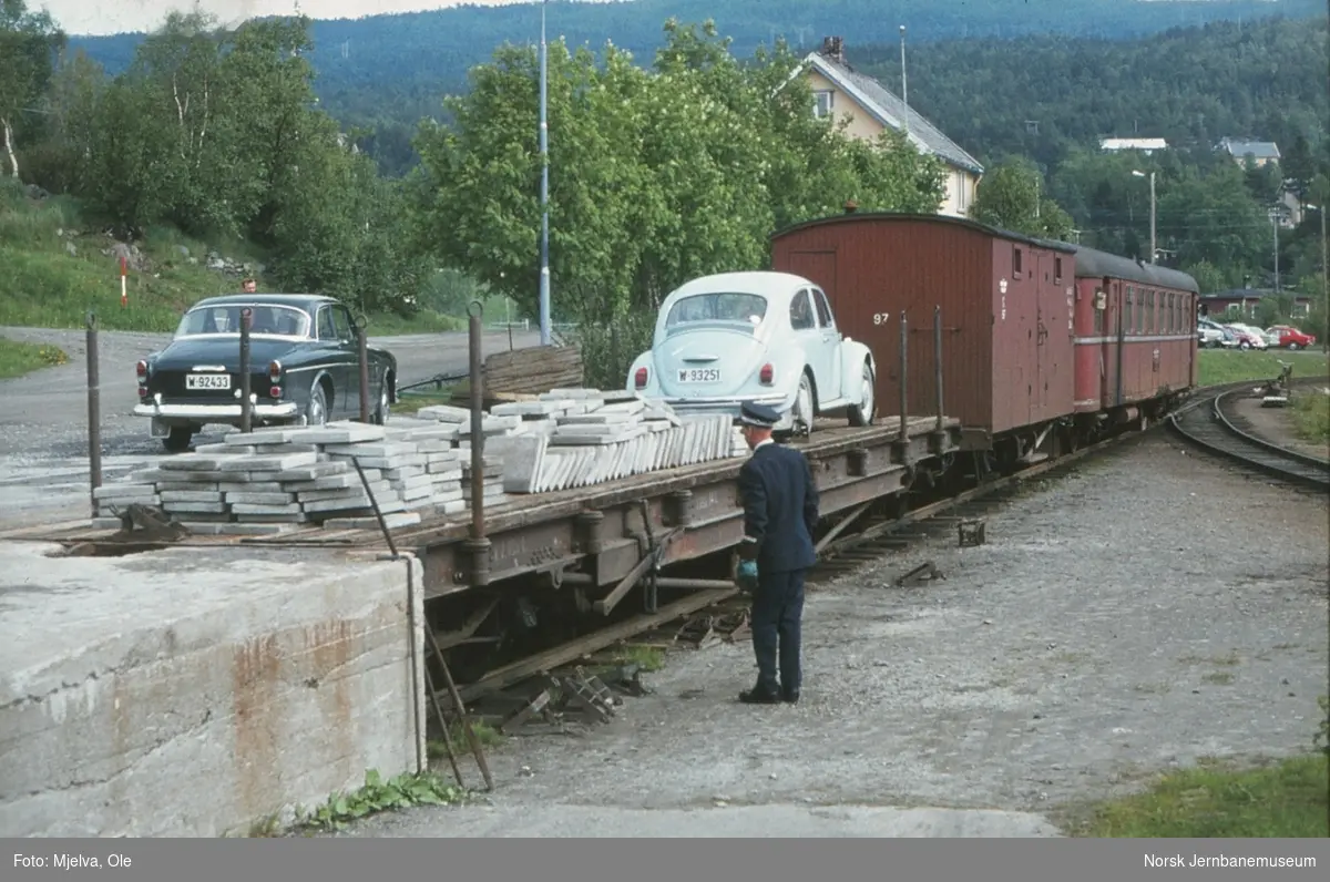 Persontog til Lomi skiftes sammen på Finneid stasjon. I toget motorvognen SULITELMA, godsvogn G 97 og Tso 78