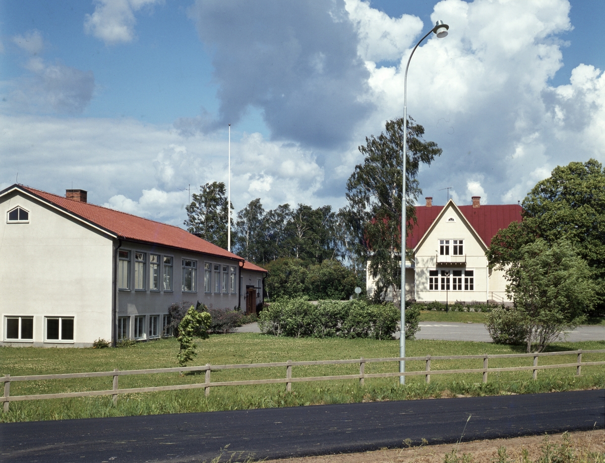 Åsbo skola 1970. Den gamla kyrkskolan till höger uppfördes 1902 och inrymde då fyra lärosalar på nedre våningen och två lärarbostäder på övervåningen. Längan till vänster stod färdig för undervisning 1958.