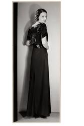 Mannekäng visar mode. Klänning med ryggen i fokus, kortärmad