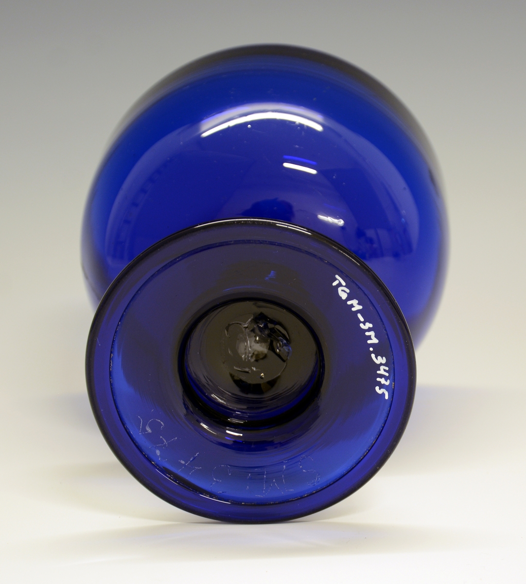 Sukkerkopp på stett. Fra protokollen: Sukkerkop av blaat glas. Form som et glas paa fot. Lidt lavere og videre.