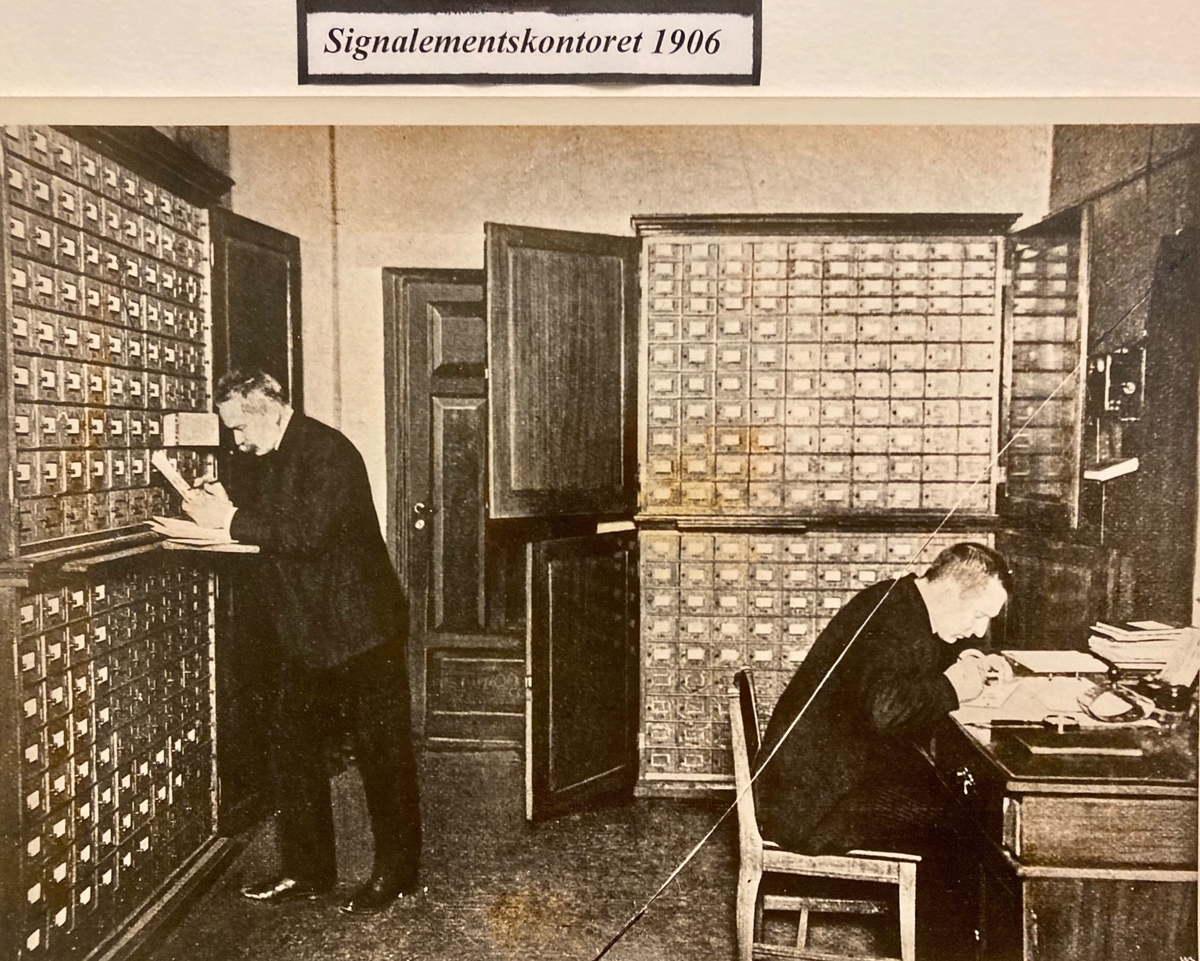 Etterforskere i kontormiljø. Kartotek.
