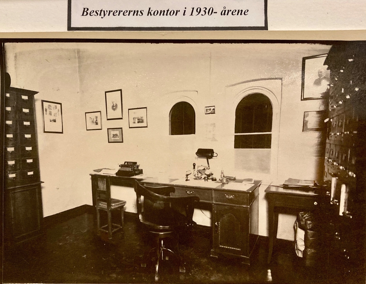 Etterforskere i kontormiljø. Kartotek.