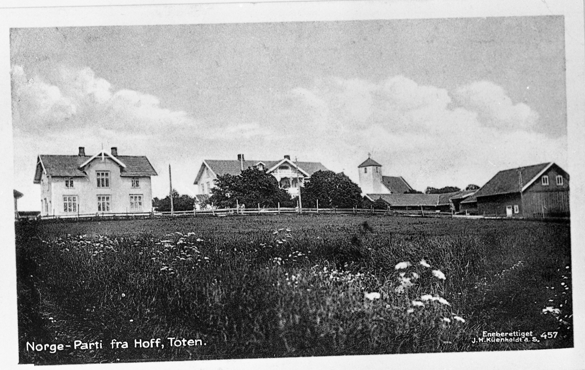 Hoff Hotell (Gjestgiveri) midt i bildet, Hoff kirke i bakgrunnen. Bilde tatt før 1914.