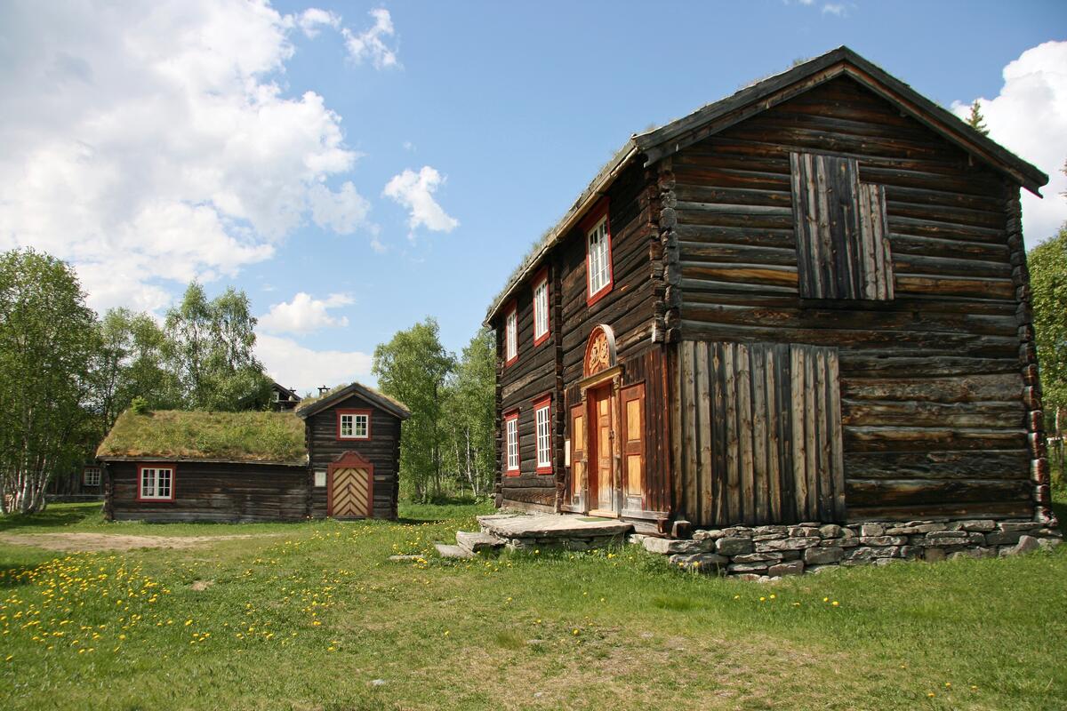 2 etasjes laftet våningshus i to lengder med torvbelagt saltak. Utskåret portal sees over inngangspartiet med årstallet 1810.