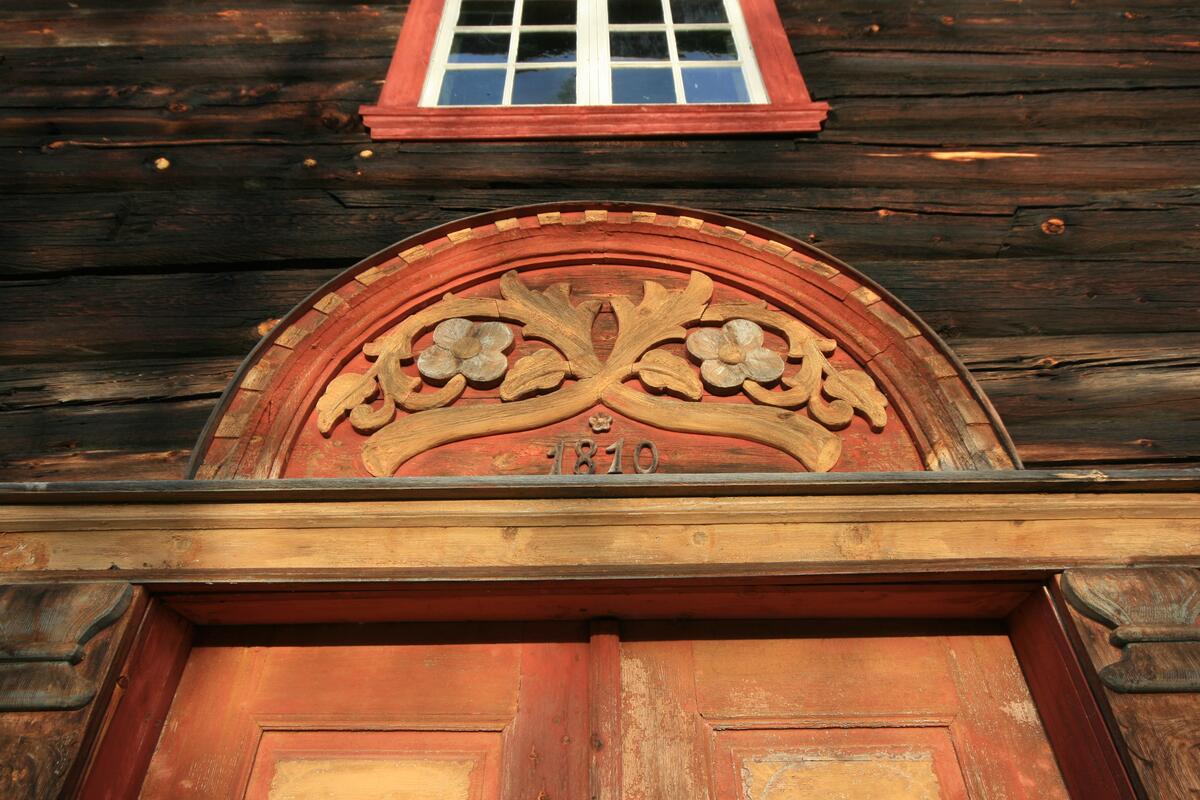 2 etasjes laftet våningshus i to lengder med torvbelagt saltak. Utskåret portal sees over inngangspartiet med årstallet 1810.