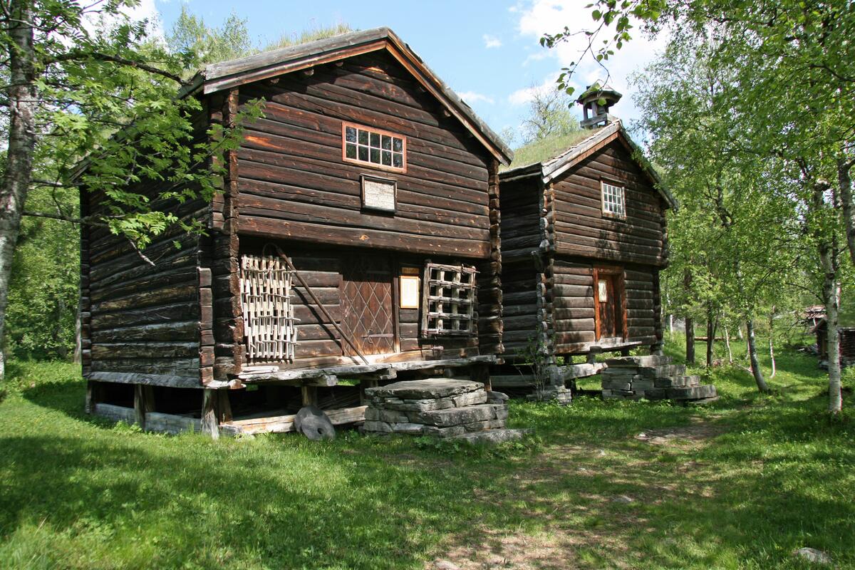 Laftet tømmerkassse i to høgder med torvbelagt saltak.