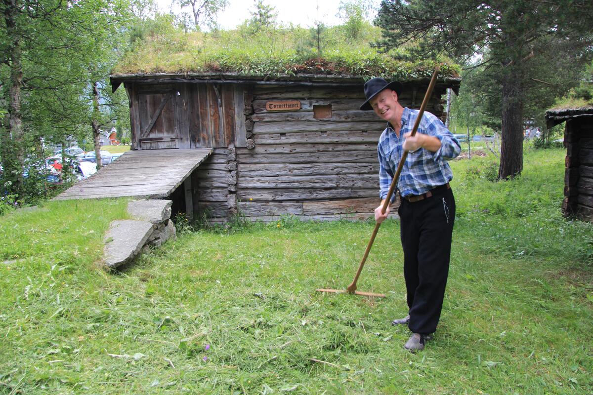 Laftet tømmerbygning i to etasjer. Kloppa går direkte inn på fjøskjellen. Hele fjøsbygningen er låg med små dimensjoner. Fjøset består av husdyrrom og høyrom.