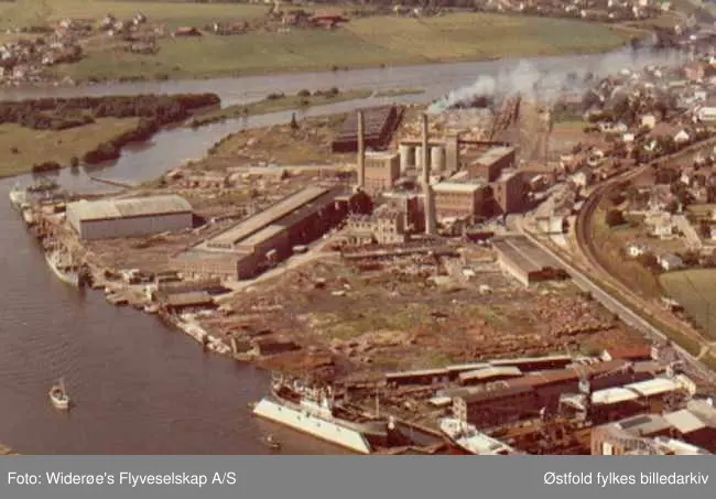 Flyfoto  Greaker cellulosefabrikk A/S i Tune.