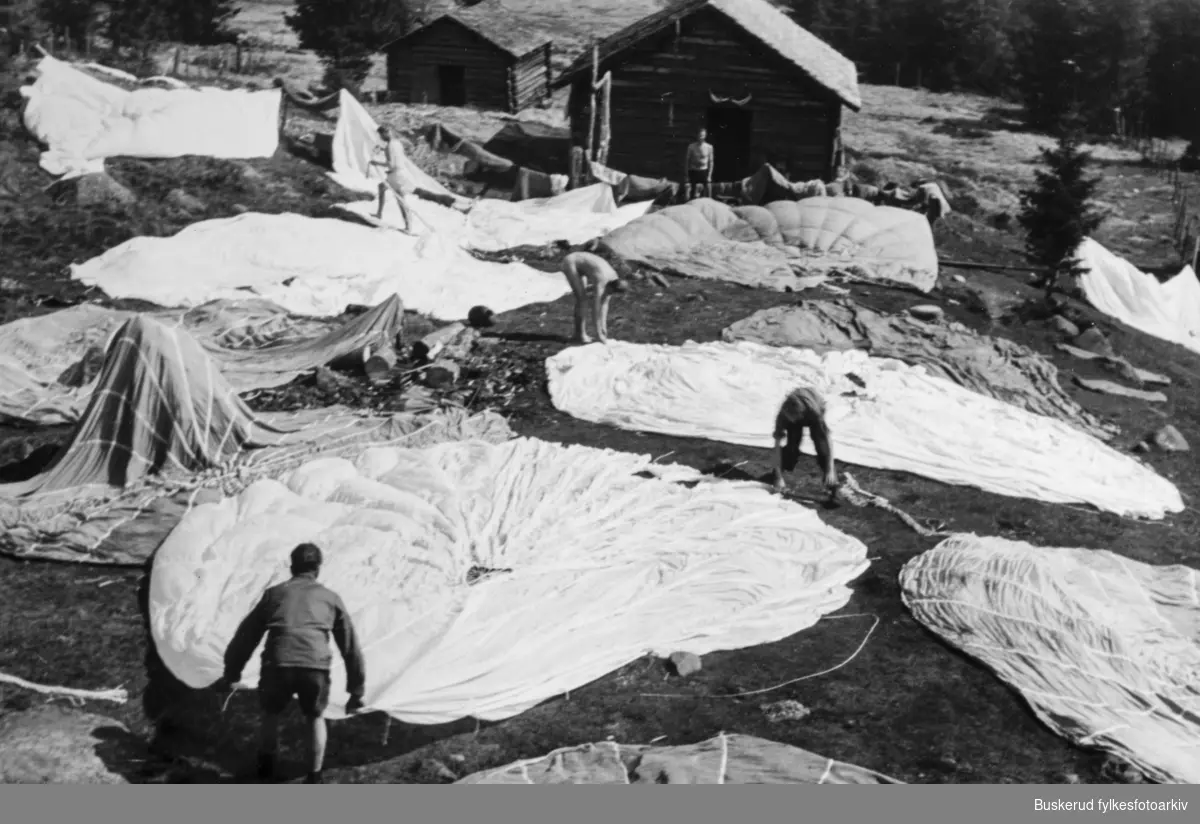 Fallskjermtørk ved Ringerudseter på Vikerfjell 1945.