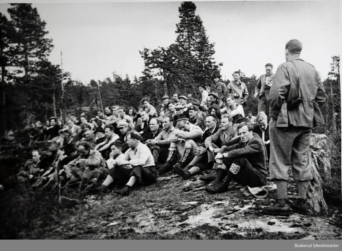 General Øen avduker partisanersteinen på fjellet mellom Sokndalen og Ådal. Partisaner-minnesmerket, laget av billedhuggeren Ståle Kyllingstad, ble avduket i 1948, til minne om at rundt 400 motstandkjempere hadde tilhold i åsene der steinen står, og mottok en mengde flyslipp med våpen og utstyr i åsene mellom Ådal og Sokna under siste krig. 