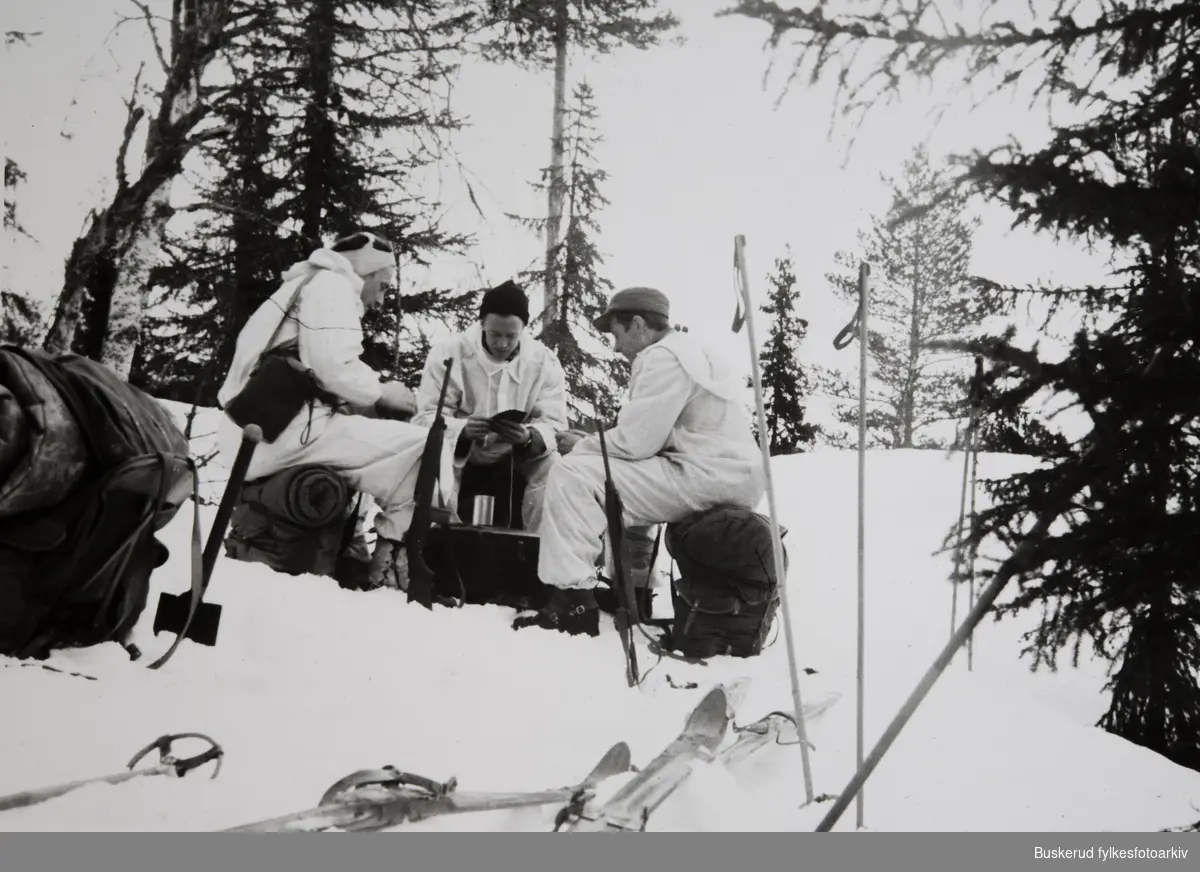 Tilgangen på våpen og utstyr var sparsom, men høsten 1944 begynte Milorg å få våpen som allierte fly slapp ned gjennom såkalte slipp. Det ble en svær jobb bare å samle sammen utstyret fra de spredte nedlagsstedene, Henting av slippkontainere .  Kåre Hellum, Sigurd Johansen, Martin Rønning . Vikerfjell.  Blankvann ved Gjøanfisen  på Vikerfjell